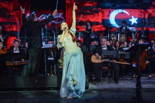 CANDAN ERÇETİN’DEN TARİHİ AMBİYANSTA MUHTEŞEM PERFORMANS